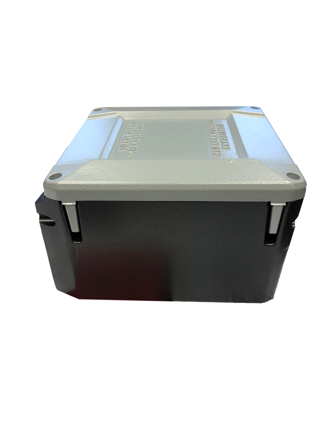 Eine schwarze Box mit grauem Deckel auf weißem Hintergrund