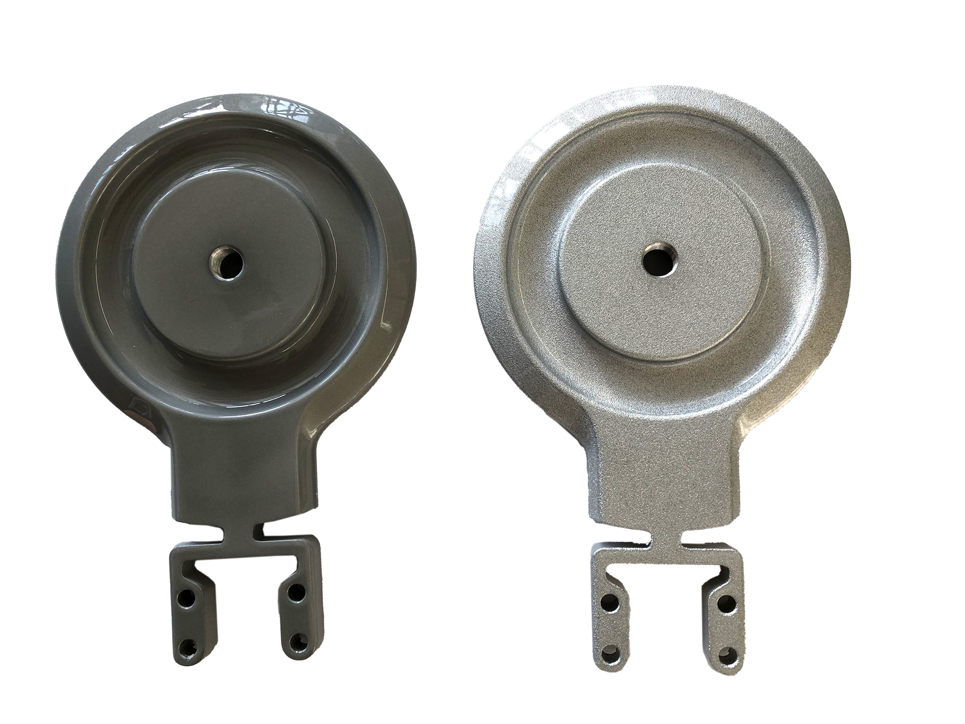 Zwei Metallstücke mit Löchern auf einem weißen Hintergrund.