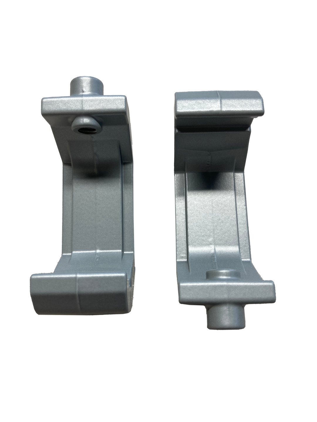 Ein Paar Metallklammern auf weißem Hintergrund