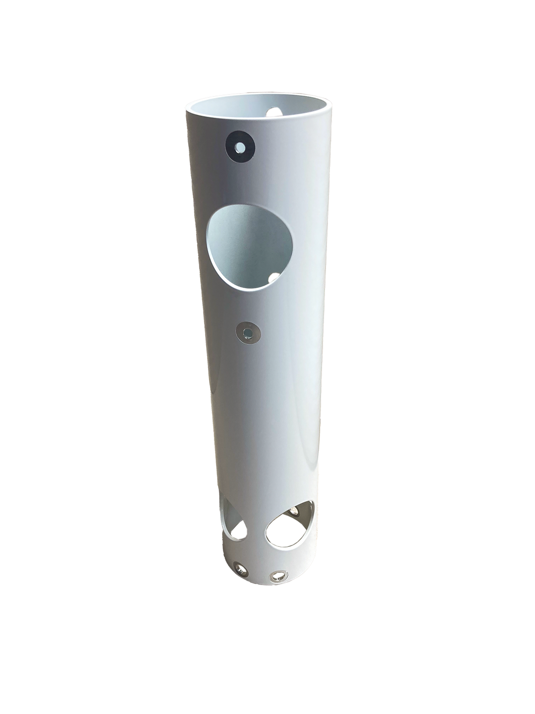 Ein weißes Plastikrohr mit Löchern auf einem weißen Hintergrund.