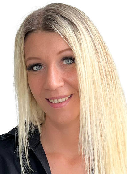 Eine Frau mit langen blonden Haaren und blauen Augen lächelt in die Kamera.