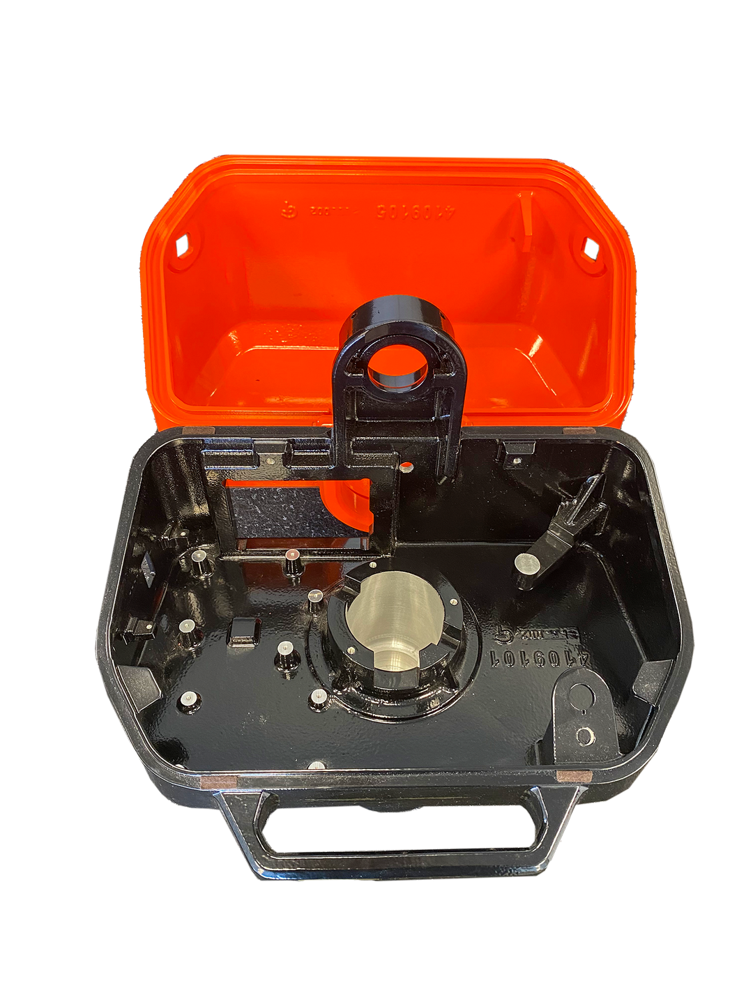 Eine schwarz-orangefarbene Schachtel mit geöffnetem Deckel auf weißem Hintergrund.