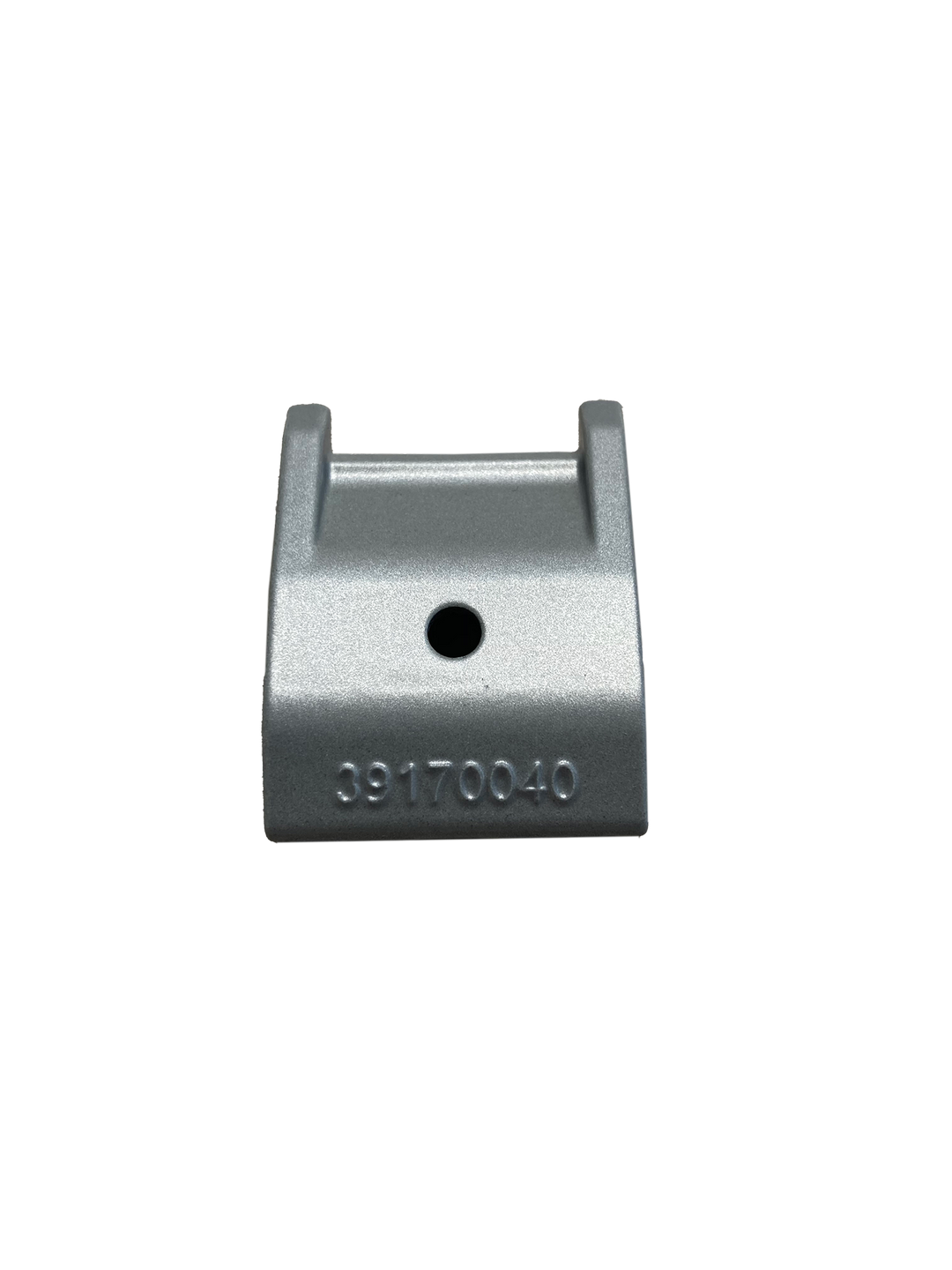 Eine Metallklammer mit einem Loch in der Mitte auf weißem Hintergrund.