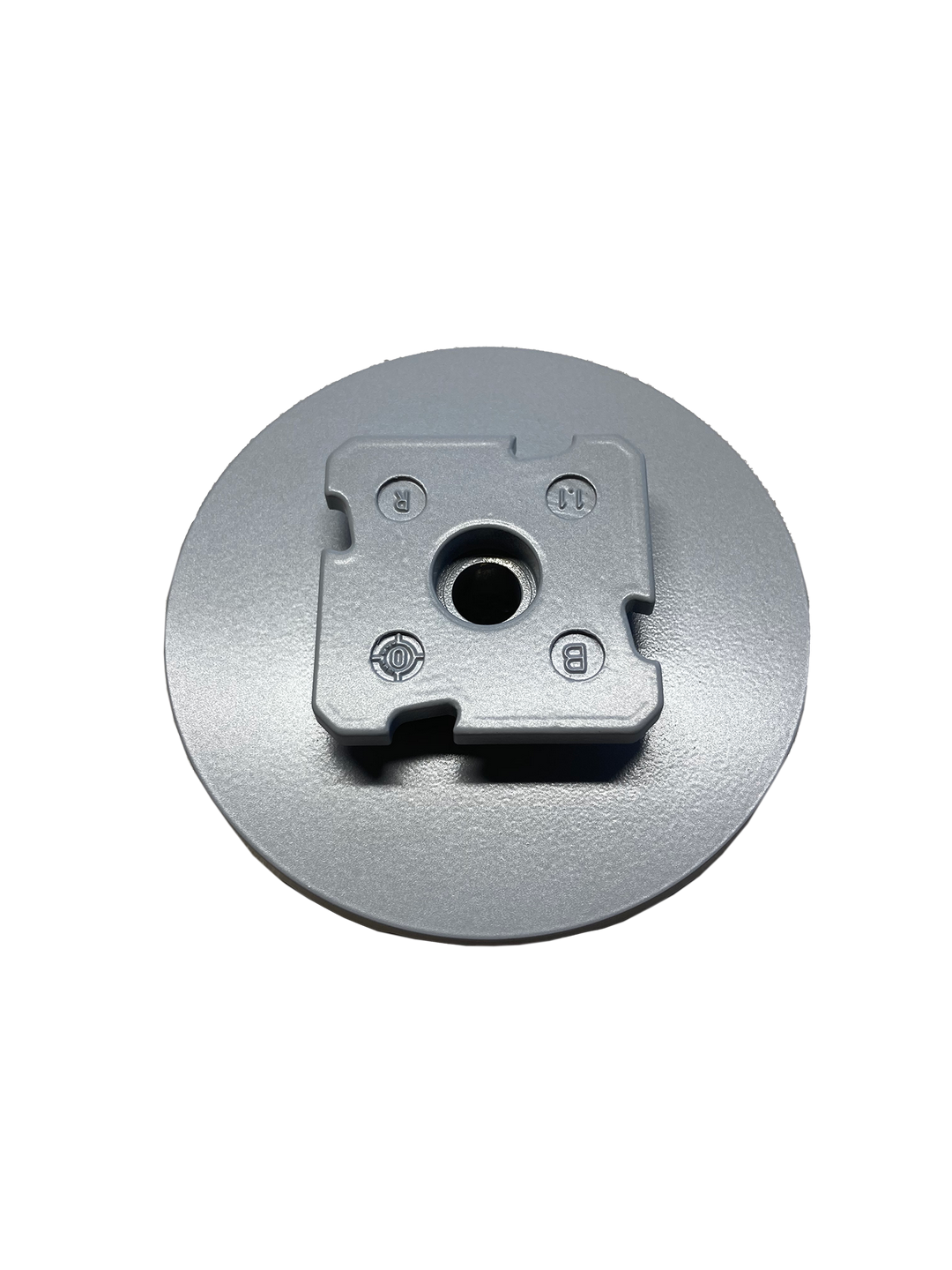 Eine Metallscheibe mit einem quadratischen Loch in der Mitte auf weißem Hintergrund.