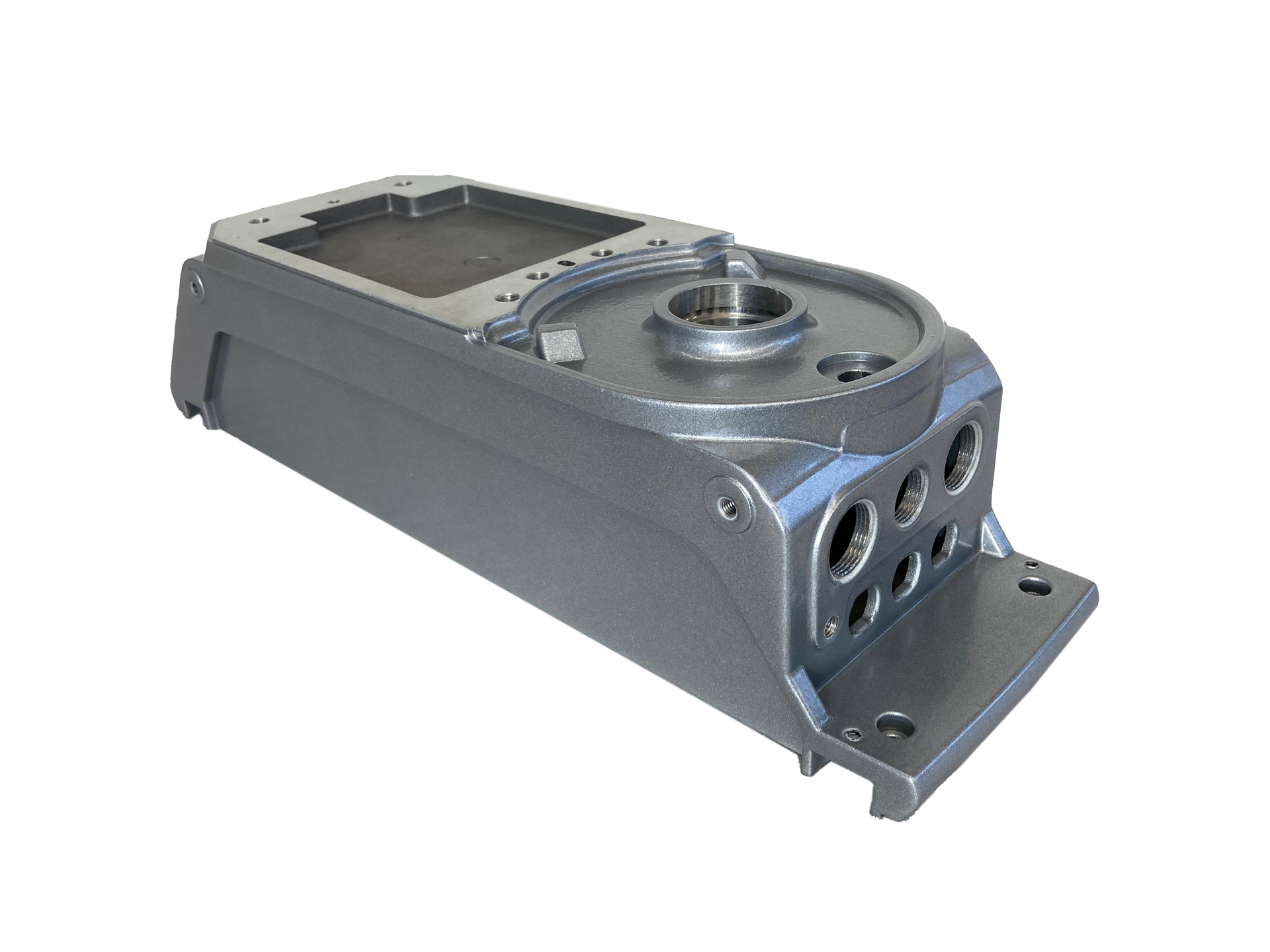 Eine Metallbox mit Löchern auf einem weißen Hintergrund.