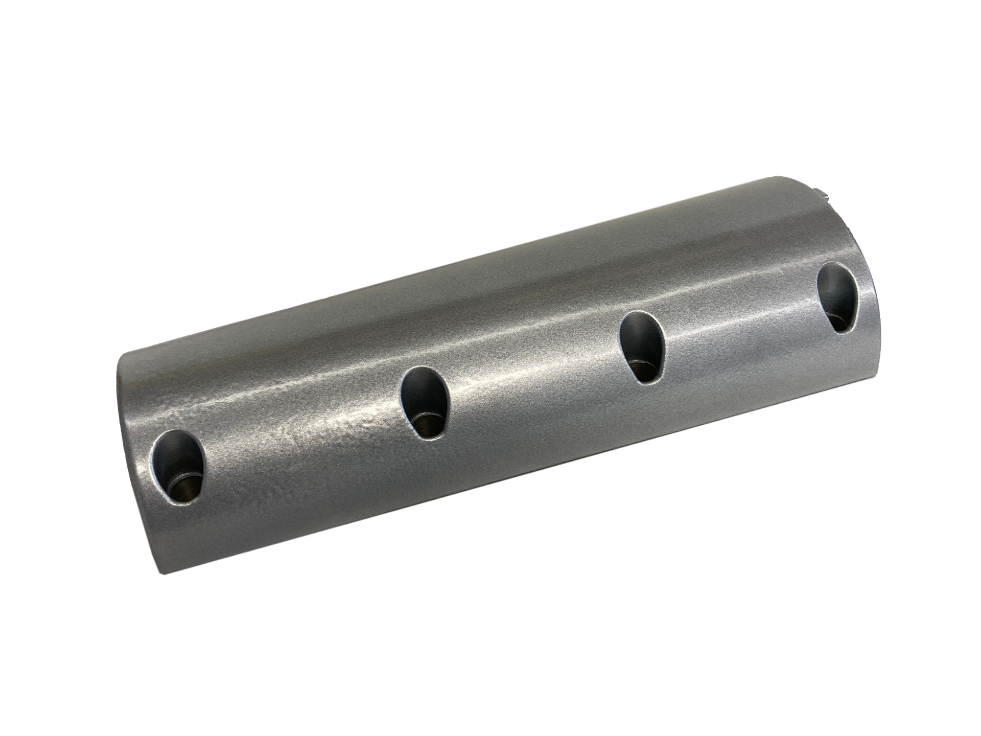 Ein Metallrohr mit vier Löchern auf einem weißen Hintergrund.