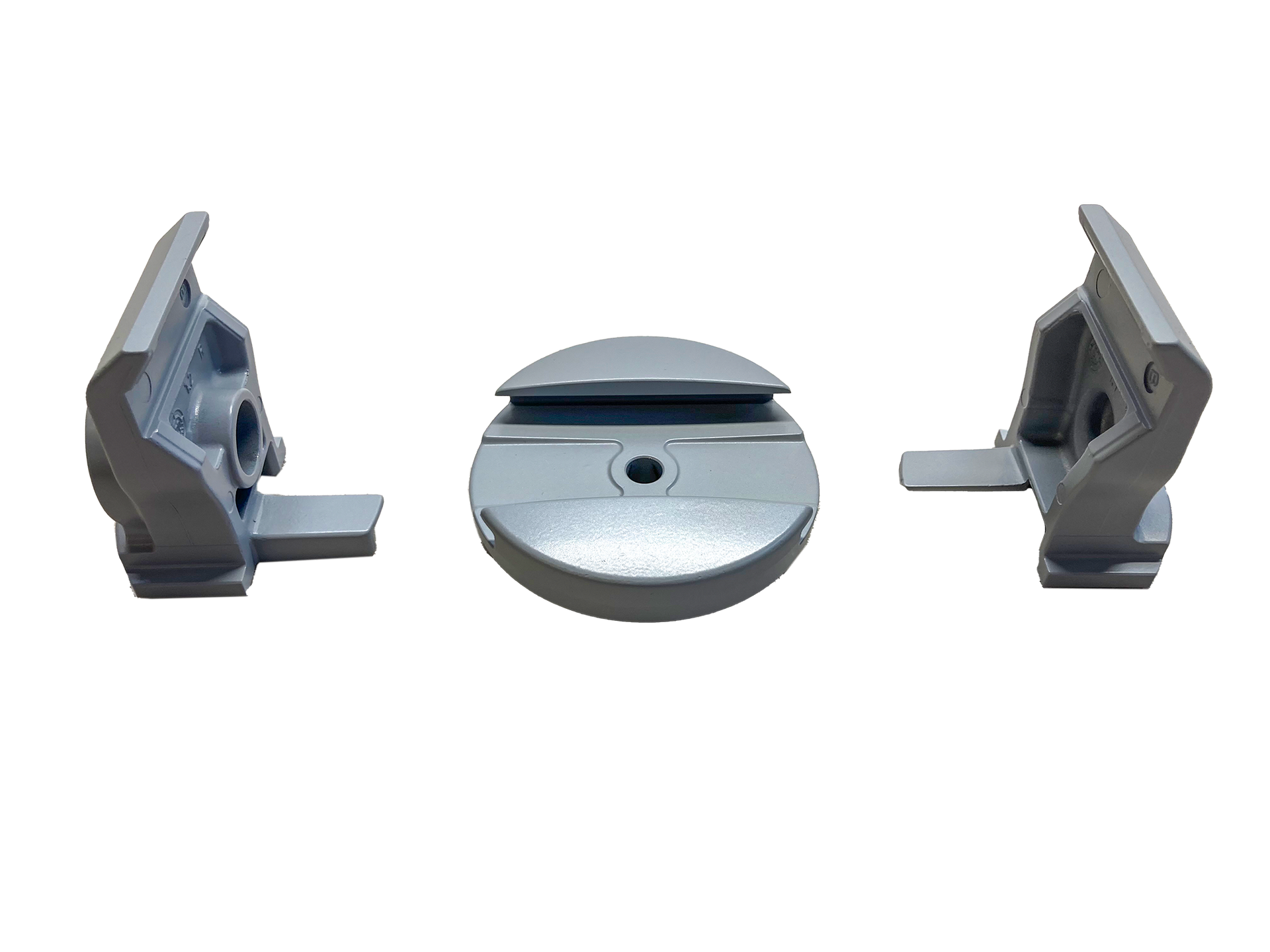 Ein Paar graue Plastikklammern mit einem Loch in der Mitte auf weißem Hintergrund.