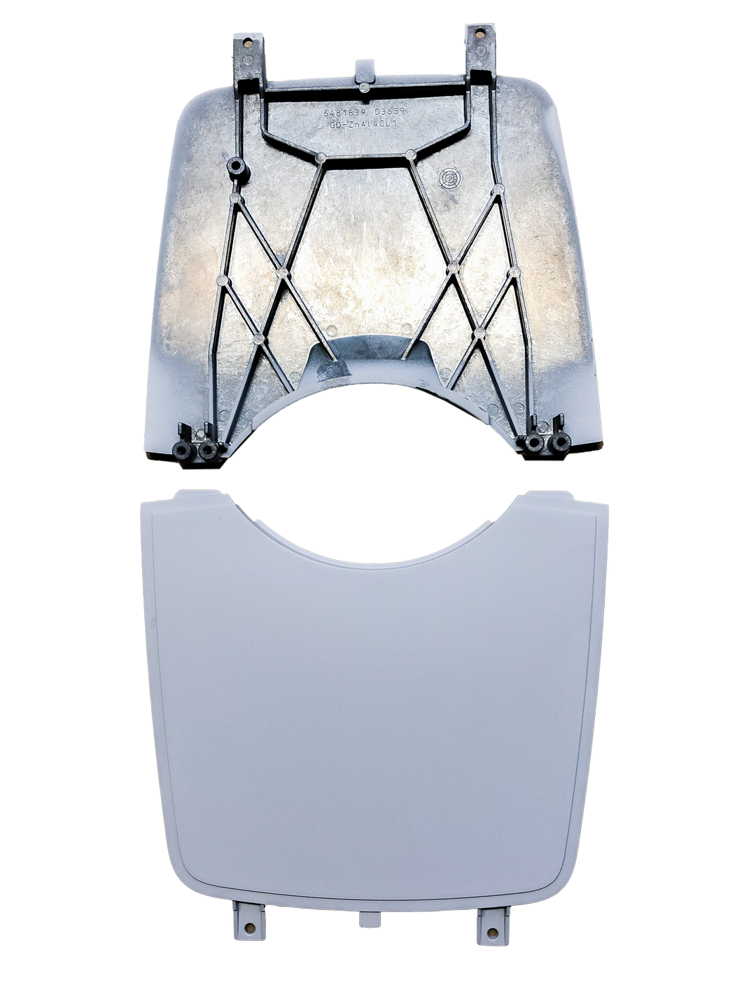 Ein weißer Artikel mit Metallrahmen und weißem Kissen auf weißem Hintergrund.