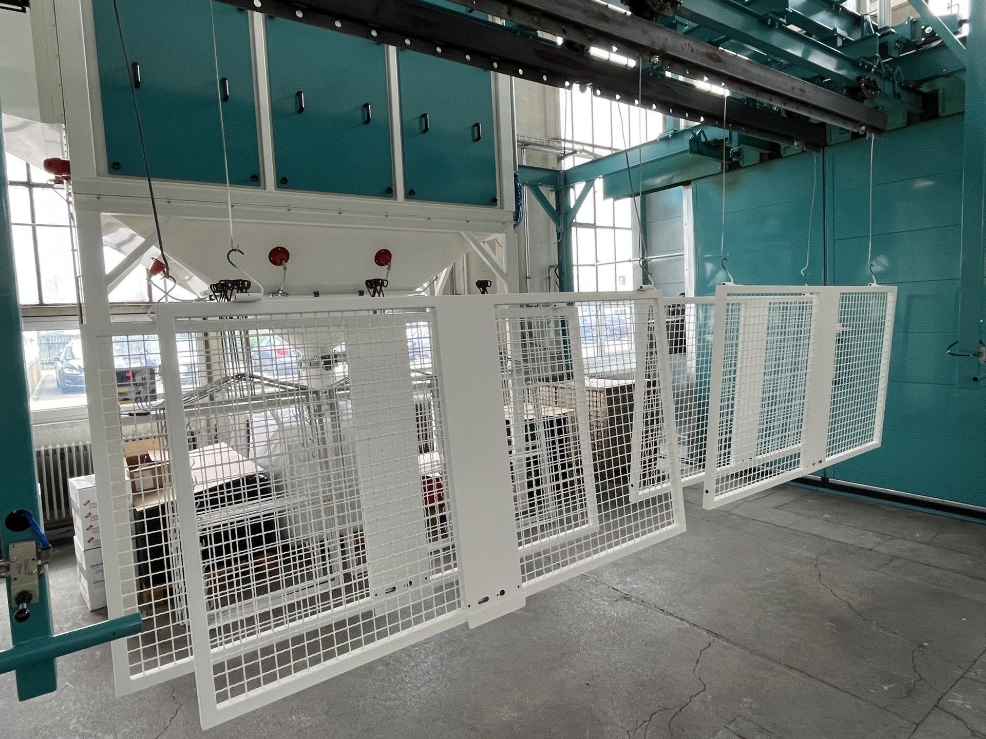 In einer Fabrik hängt eine Maschine von der Decke.