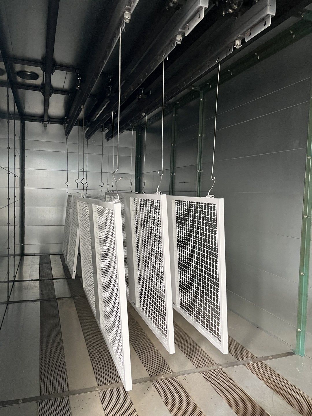 Ein Raum, von dessen Decke viele Metallstücke hängen.