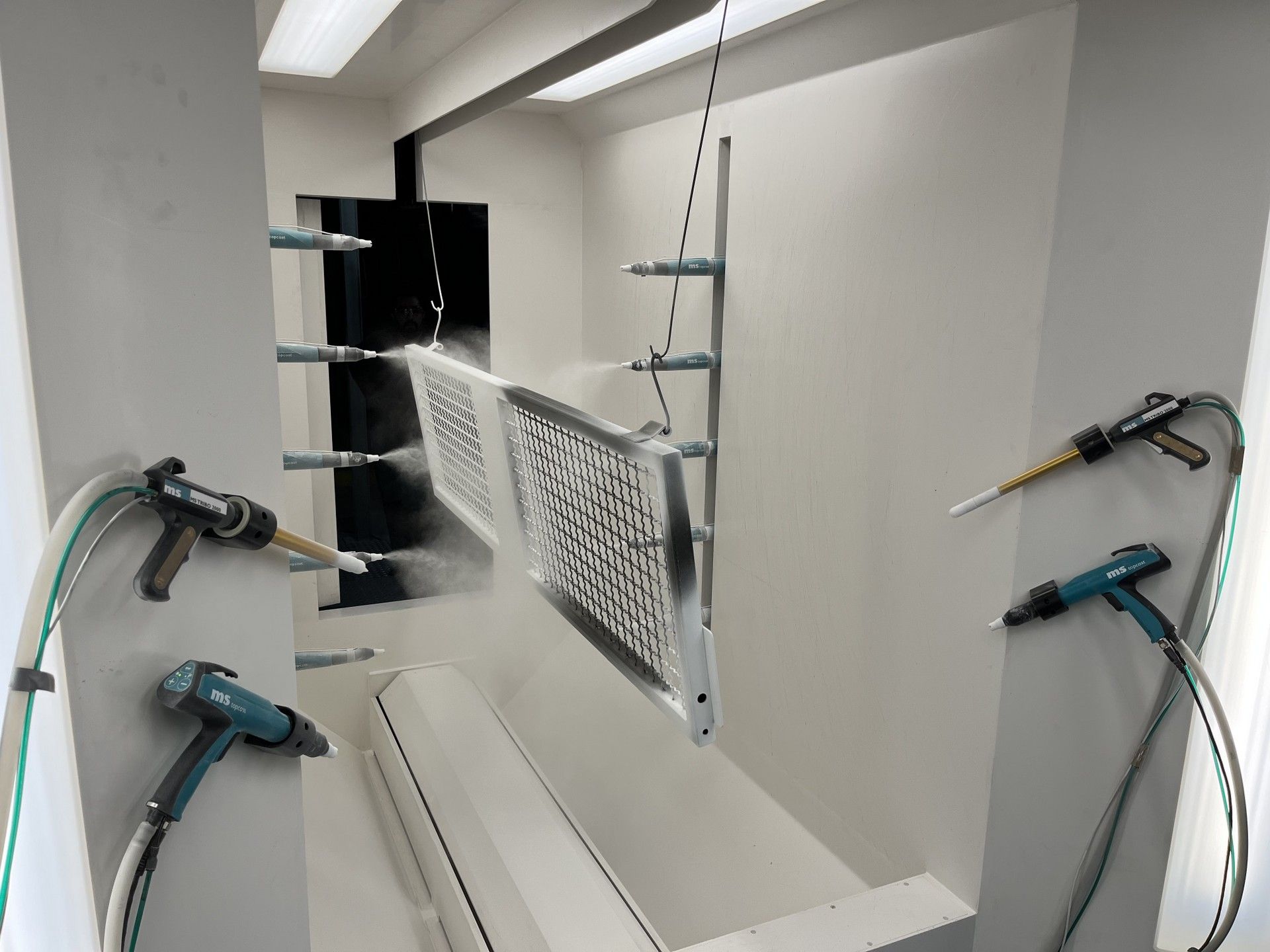 Eine Collage aus drei Bildern, die eine Pulverbeschichtungsanlage zeigen