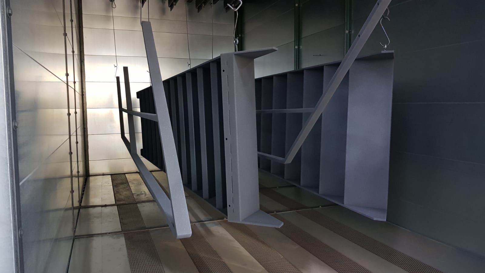 In einem Raum mit Holzboden wird eine Treppe gestrichen.