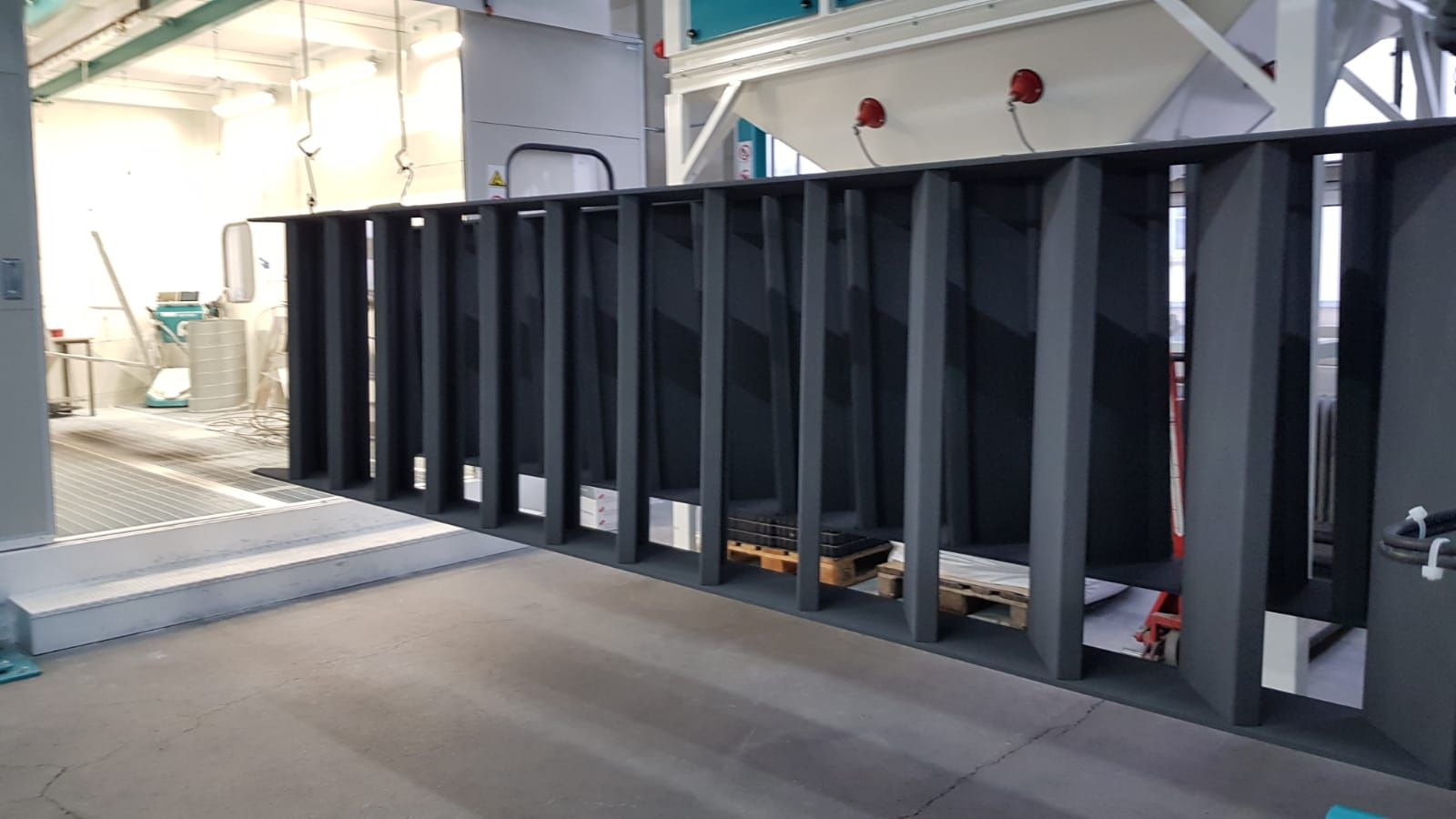 In der Mitte eines Gebäudes steht ein großer Metallzaun.