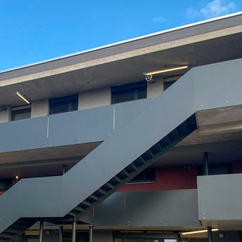 Ein Gebäude mit einer Treppe, die in den zweiten Stock führt