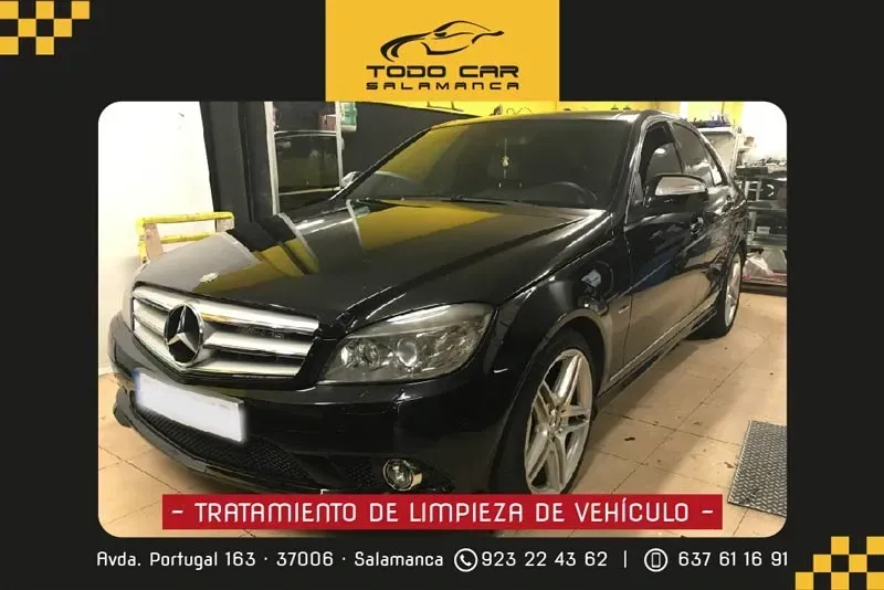 Coche Mercedes-Benz negro, anuncio de servicio de limpieza de vehículos en Salamanca, España.