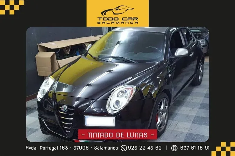 Alfa Romeo Mito negro con lunas tintadas, aparcado en un concesionario. Logotipo "TODO CAR SALAMANCA" visible.