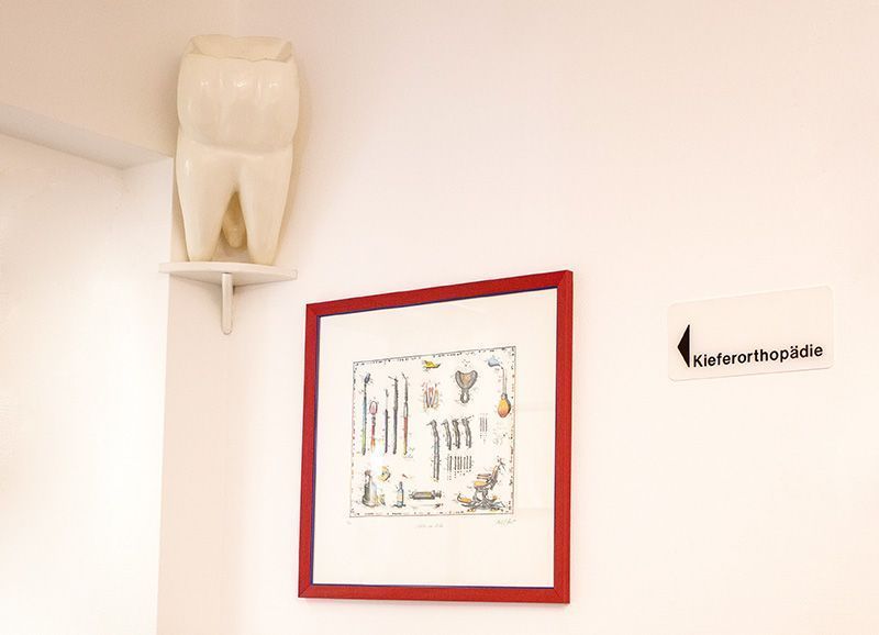 Dekoration an einer Wand von der Kieferorthopädie Praxis Münchberg