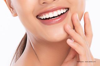 Frauenlächeln mit weißen Zähnen