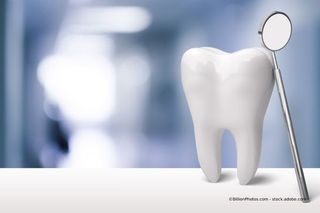 Künstlicher Zahn und Lupengerät