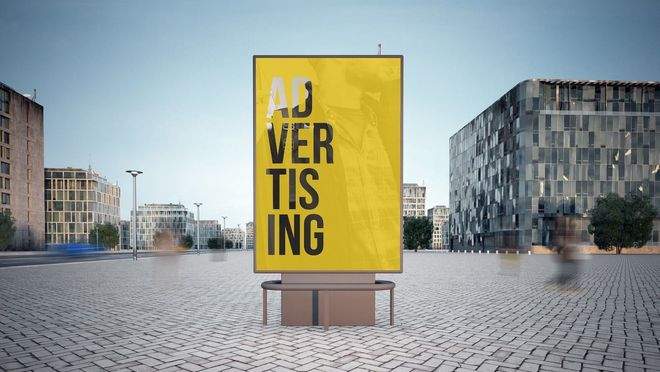 Cartelera en plaza de la ciudad, fondo amarillo con texto 