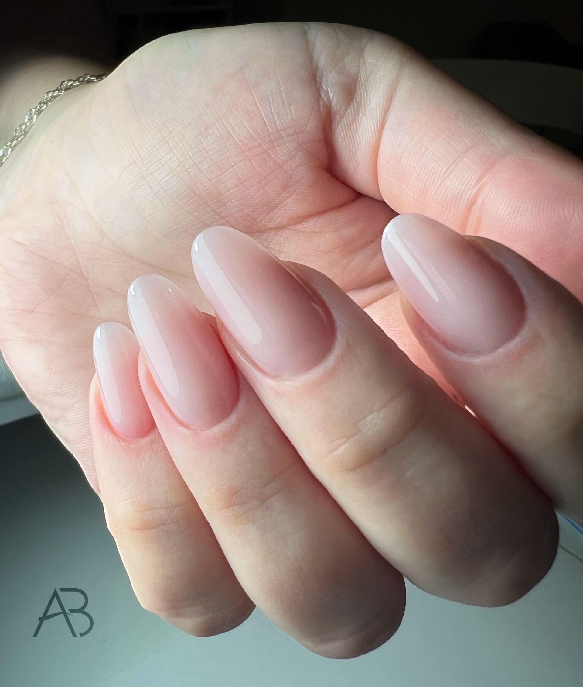 Unghie, Manicure con smalto rosa naturale