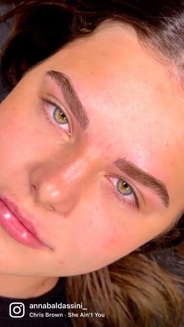 Un primo piano del volto di una donna con gli occhi verdi. Laminazione ciglia,
Laminazione sopracciglia