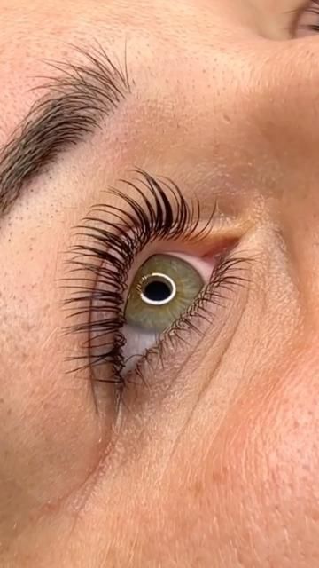 Un primo piano dell'occhio di una donna con lunghe ciglia.
Laminazione ciglia,