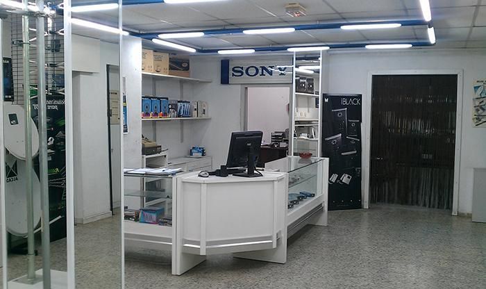 Una tienda con un cartel que dice Sony.