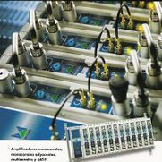 Un montón de cables están conectados a una máquina.