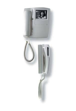 Un teléfono con una foto de una mujer.