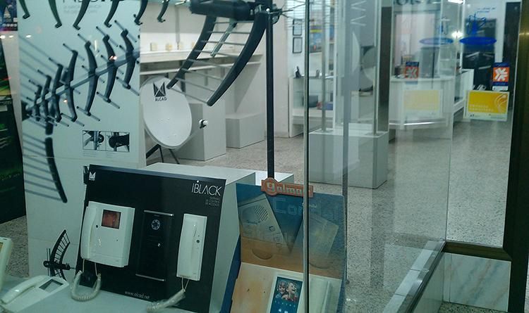 Un teléfono está delante de una puerta de cristal en una tienda.