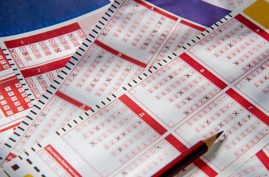 Varias formas rojas y blancas esparcidas con un bolígrafo encima.