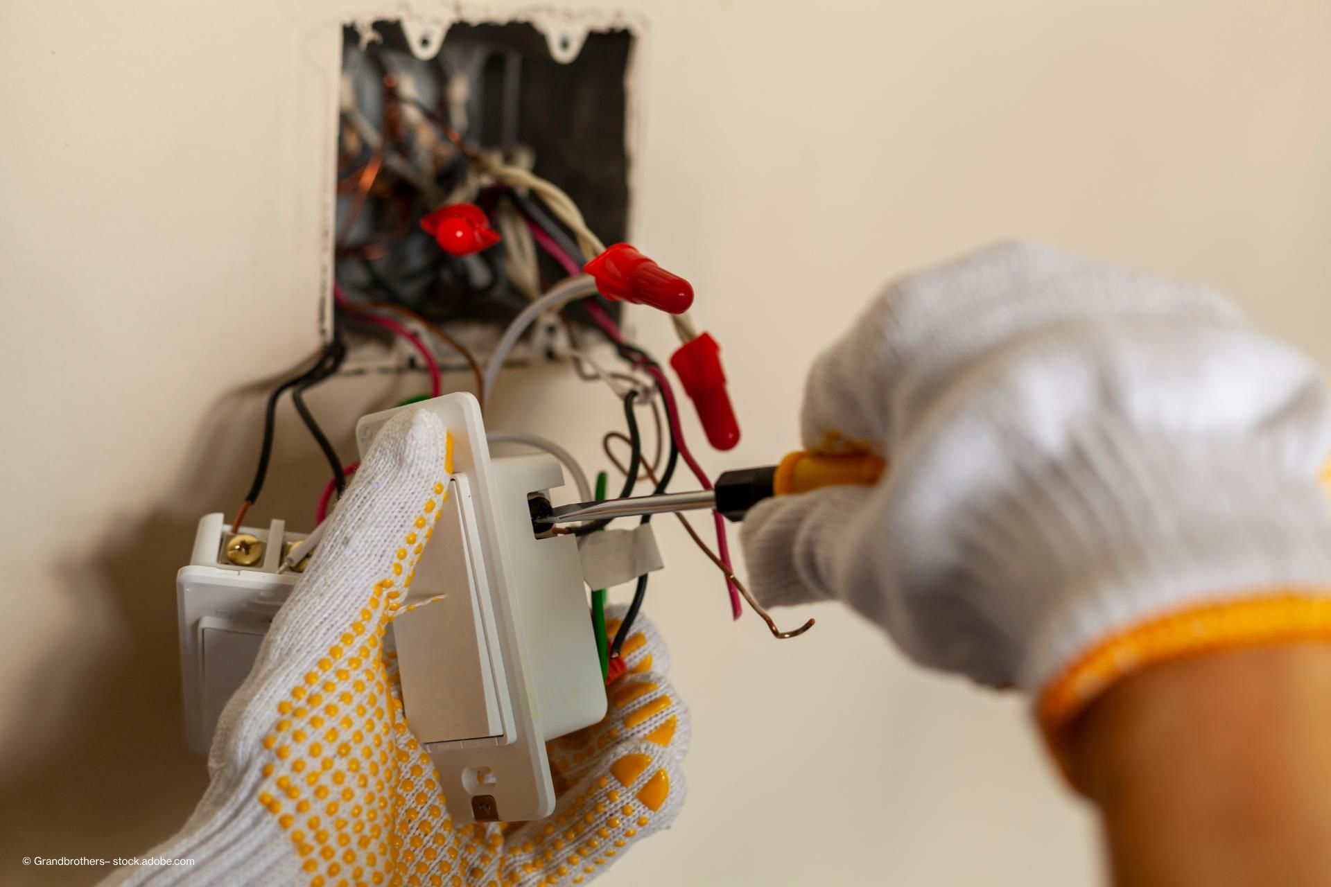 Installation einer Steckdose mit Kippschalter