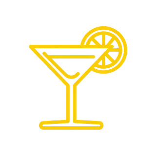 Una copa de martini con una rodaja de limón encima.