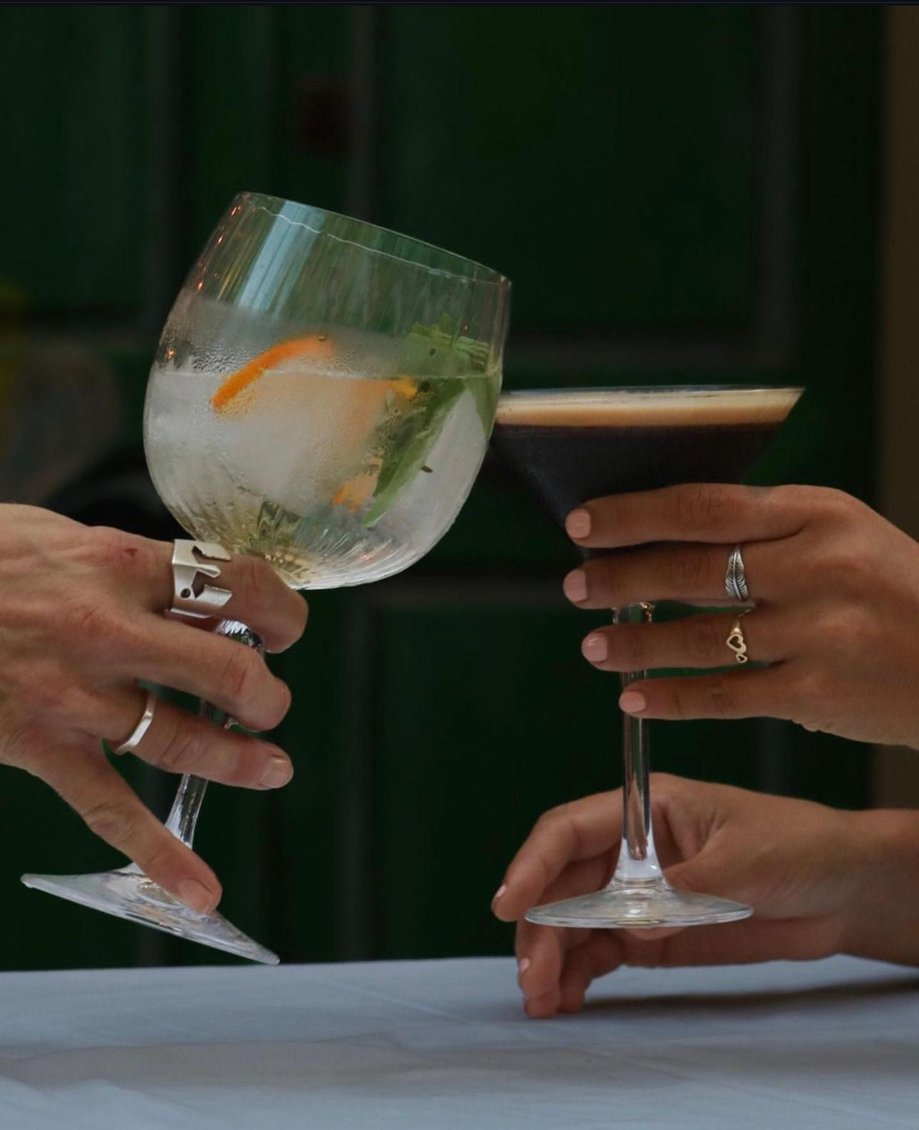 Un hombre y una mujer sostienen copas de vino con una bebida en ellas.