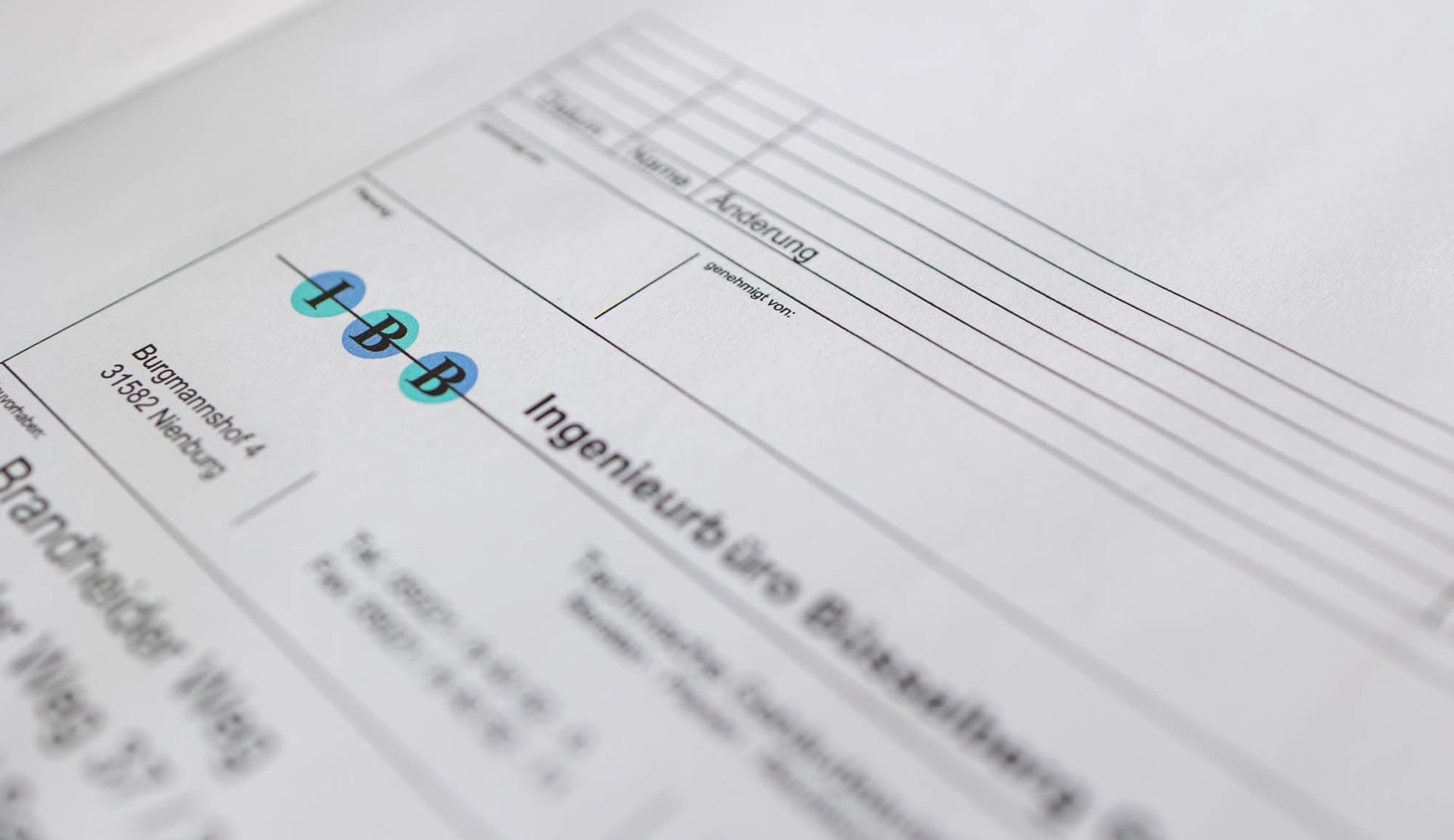 Eine Nahaufnahme eines Blattes Papier mit dem Wort Ingenieur darauf