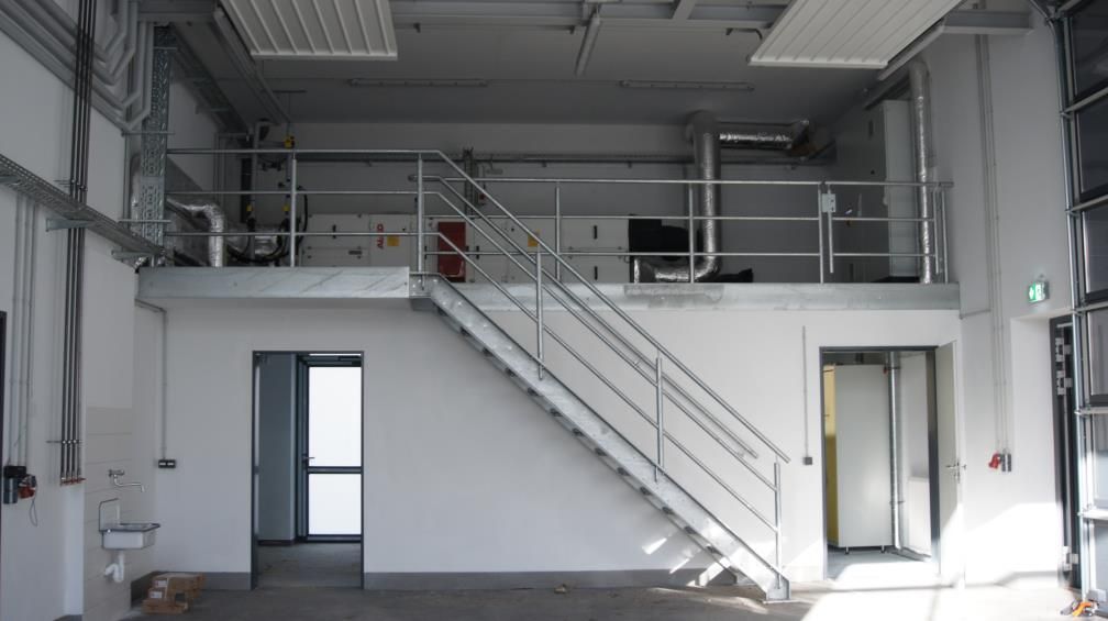 Es gibt eine Treppe, die in den zweiten Stock eines Gebäudes führt.