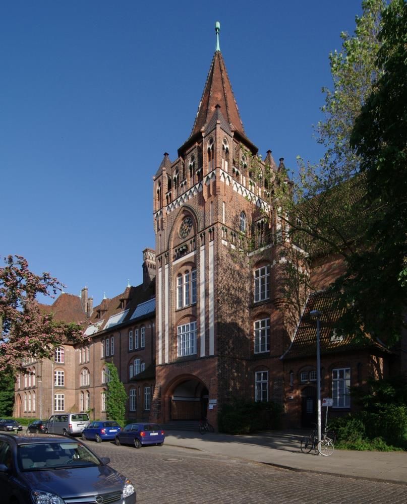 Ein großes Backsteingebäude mit einem Glockenturm darauf