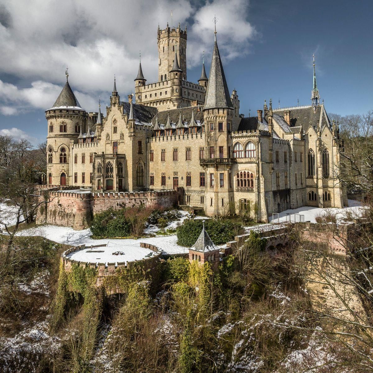 Eine große Burg auf einem schneebedeckten Hügel