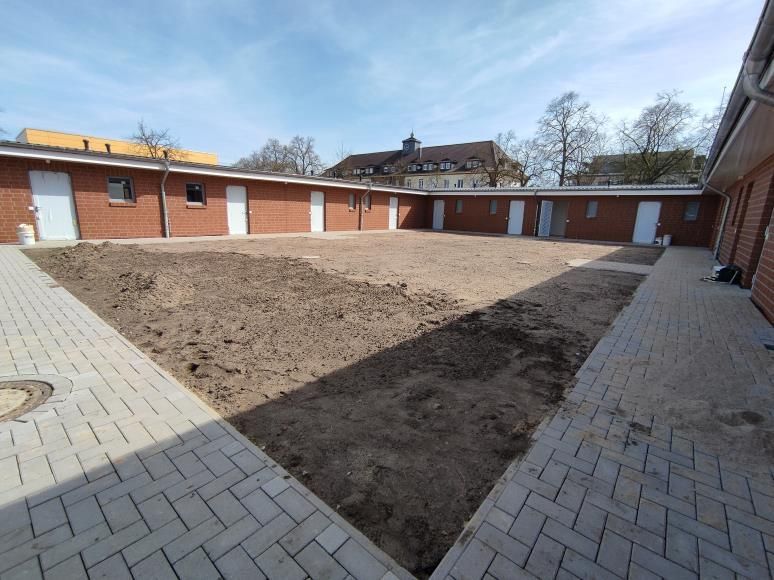 Ein Backsteingebäude mit viel Dreck davor