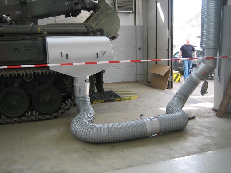 Ein Schlauch ist an einem Tank in einer Garage befestigt