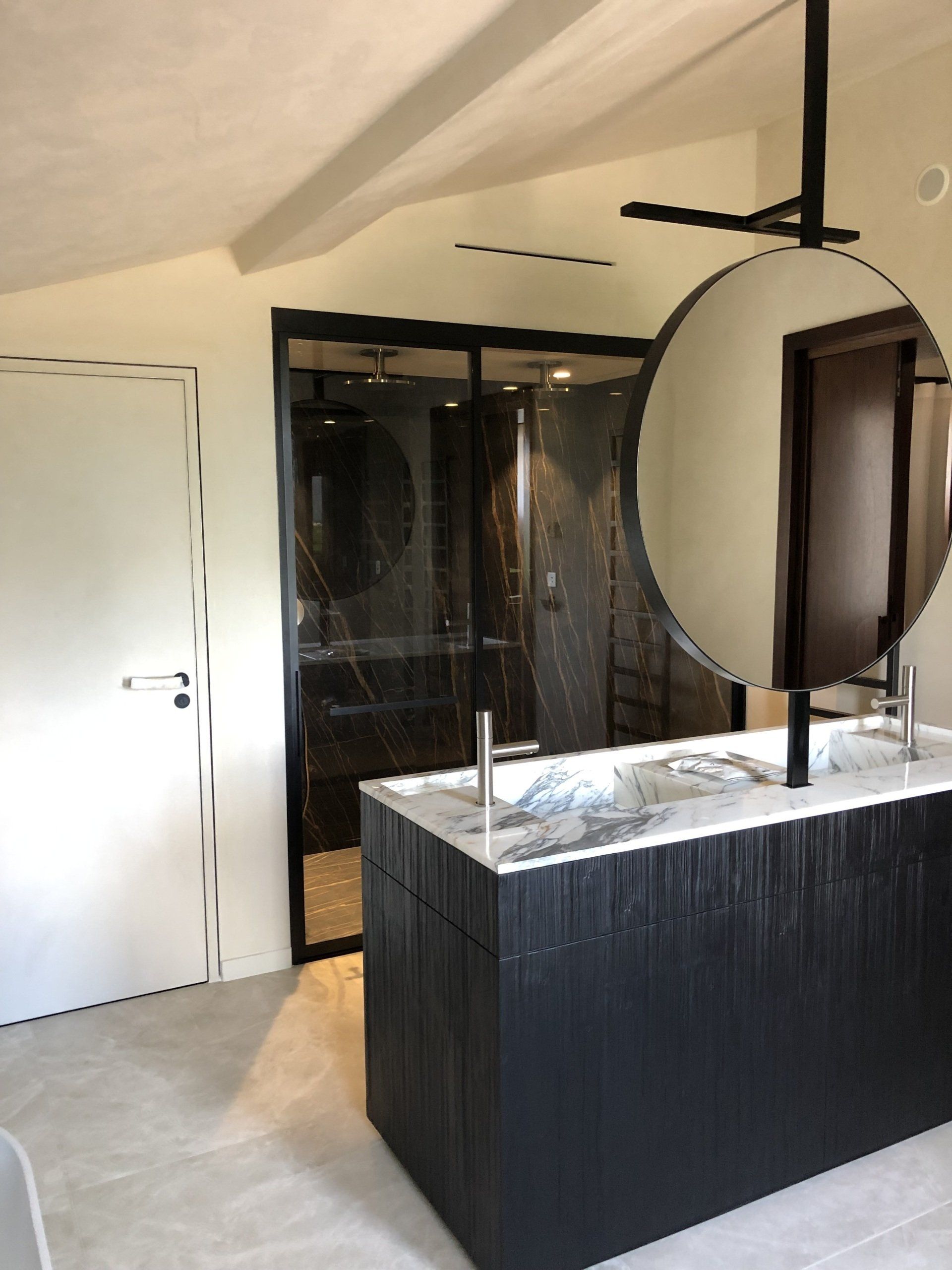 Salle de bains avec meuble noir et blanc