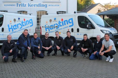 Team der Heizungsfirma Kersting Sanitär u. Heizung GmbH vor dem Fuhrpark des Unternehmens
