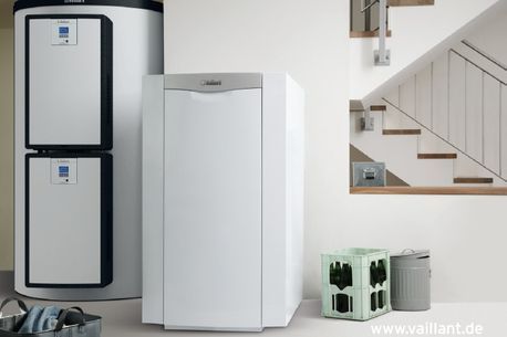 Team der Heizungsfirma Kersting Sanitär u. Heizung GmbH vor dem Fuhrpark des Unternehmens