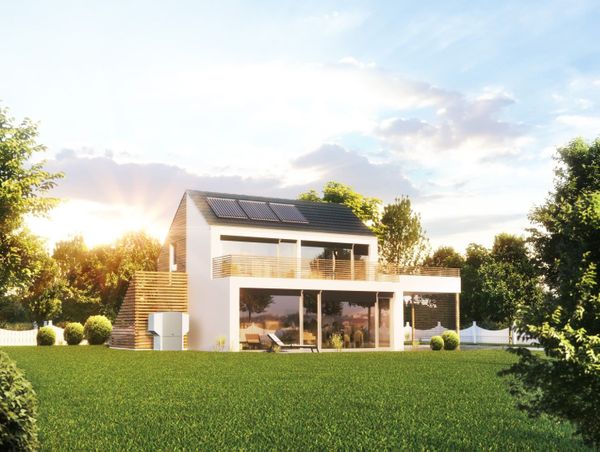 Kleine Familie aus Mann, Frau und Kind sitzen bei einer Solarplatte