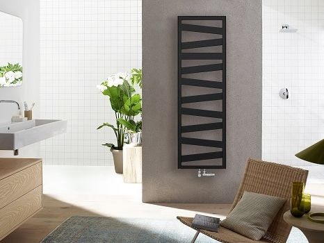 Weiße Heizung vor grauer Wand