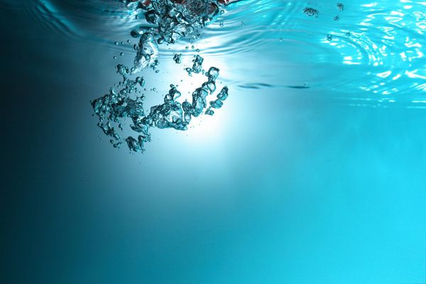 Wasserblasen unter der Wasseroberfläche