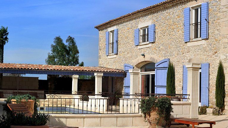 Bâtisse rénovée et piscine creusée