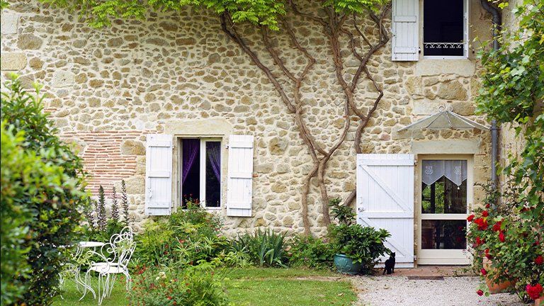 Façade de bâtisse ancienne en pierre restaurée
