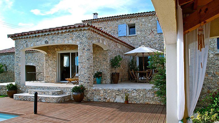 Maison provençale en pierre et piscine creusée